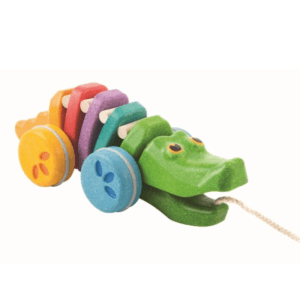 Al tirar de la cuerda, el cocodrilo persigue a tu peque balanceando su cuerpo como si bailara. Y al moverse, emite un gracioso “clac clac”.