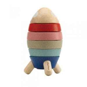 Construye el cohete apilando y uniendo las piezas, coloca al astronauta en el asiento y comienza la cuenta atrás. 3, 2, 1, ¡despega!