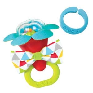 Colorido sonajero de distintas texturas que incluye un mordedor, cuentas de colores y fondo reflectante para explorar, agitar y moder. Incluye un aro Yookidoo para colgarlo fácilmente en la cuna, en el cochecito o para engancharlo a la manta de juegos. Perfecto para la diversión en movimiento.