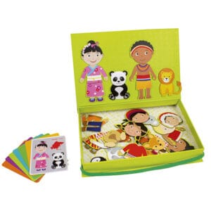 Este entretenido juego magnético estimulará la creatividad y la imaginación de los más pequeños de la casa. Las diferentes tarjetas tienen bonitas ilustraciones de personajes y animales con las que deberán de aprender a asociar y identificar con sus respectivas nacionalidades o procedencias de todo el mundo. ¡Es super divertido! Porqué pueden seguir las plantillas o crear sus propias combinaciones, y cuando quieran dejar de jugar, pueden guardar las bonitas piezas en el maletín. Edad: A partir de 3 años. Características: - Incluye: 4 plantillas y 43 piezas. - Ideal para desarrollar la creatividad y la destreza manual. Dimensiones: 26cm (Alto) x 4cm (Ancho) x 19cm (Largo)