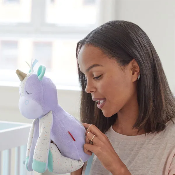 muneco-unicornio-descanso 1 Este peluche unicornio crece con el bebé y lo acompaña en sus horas de sueño y descanso con su dulces canciones, sonidos o audios grabados. Además, tiene un moderno sensor que identificará si llora el bebé para activar el audio del peluche. Ideal para su relajación y descanso. Edad: Desde el nacimiento. Características: - Crece con el bebé - Tecnología innovadora que responde al llanto del bebé - Grabadora que permite grabar la voz de los padres para calmarlos - Reproduce 3 canciones de cuna con 2 sonidos relajantes - Hasta 20 minutos de reproducción continua - Módulo de sonido extraíble fácil de configurar y personalizar - Se fija fácilmente a la cuna con cierres - Requiere 3 pilas AA (incluidas) Dimensiones: 28cm (Alto) x 10cm (Ancho) x 15cm (Largo)