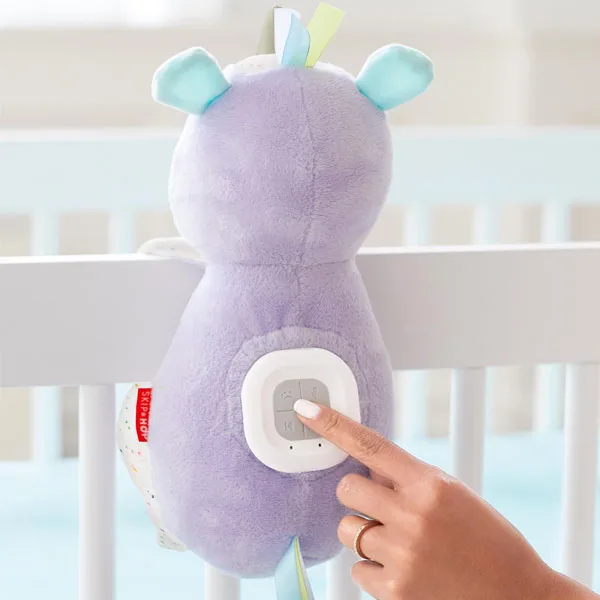 muneco-unicornio-descanso 3 Este peluche unicornio crece con el bebé y lo acompaña en sus horas de sueño y descanso con su dulces canciones, sonidos o audios grabados. Además, tiene un moderno sensor que identificará si llora el bebé para activar el audio del peluche. Ideal para su relajación y descanso. Edad: Desde el nacimiento. Características: - Crece con el bebé - Tecnología innovadora que responde al llanto del bebé - Grabadora que permite grabar la voz de los padres para calmarlos - Reproduce 3 canciones de cuna con 2 sonidos relajantes - Hasta 20 minutos de reproducción continua - Módulo de sonido extraíble fácil de configurar y personalizar - Se fija fácilmente a la cuna con cierres - Requiere 3 pilas AA (incluidas) Dimensiones: 28cm (Alto) x 10cm (Ancho) x 15cm (Largo)