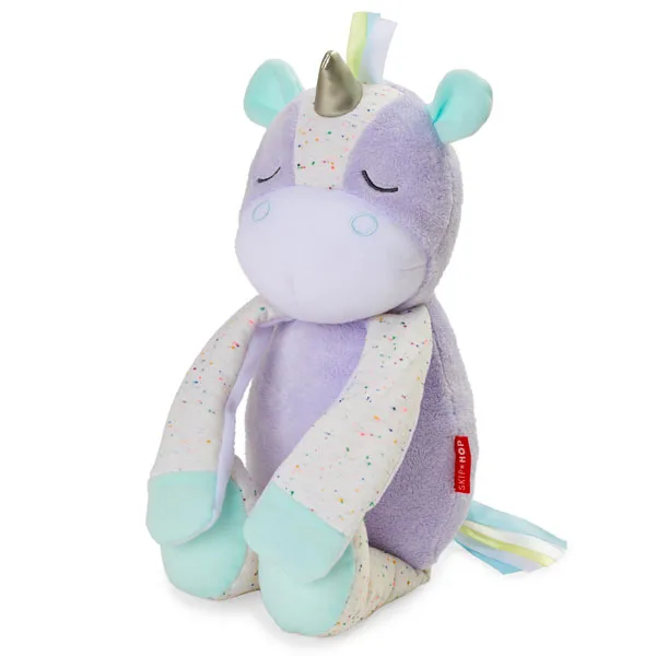 muneco-unicornio-descanso Este peluche unicornio crece con el bebé y lo acompaña en sus horas de sueño y descanso con su dulces canciones, sonidos o audios grabados. Además, tiene un moderno sensor que identificará si llora el bebé para activar el audio del peluche. Ideal para su relajación y descanso. Edad: Desde el nacimiento. Características: - Crece con el bebé - Tecnología innovadora que responde al llanto del bebé - Grabadora que permite grabar la voz de los padres para calmarlos - Reproduce 3 canciones de cuna con 2 sonidos relajantes - Hasta 20 minutos de reproducción continua - Módulo de sonido extraíble fácil de configurar y personalizar - Se fija fácilmente a la cuna con cierres - Requiere 3 pilas AA (incluidas) Dimensiones: 28cm (Alto) x 10cm (Ancho) x 15cm (Largo)
