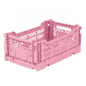 Lillemor es la nueva marca de diseño de interiores de la prestigiosa marca holandesa Eef lillemor, su primer producto son estas preciosas cajas organizadoras que nos recuerdan a las de la fruta y las verduras de los supermercados, pero en colores ideales para poder decorar. Se pueden plegar cuando no se usan y aguantan muchísimo peso. Puedes usarlas en casa, en el trabajo, en el baño, en el coche, en jardín como jardineras, allá donde te encajen más. En Tutete puedes encontrar toda la colección de cajas de Lillemor AQUI Características Exterior 27 x 17 x 10,5 cm / interior 24,6 x 15,7 x 10,4 cm. Plegada 27 x 17 x 3 cm (supone solo el 20% de su tamaño original). Fabricada en material reciclado. Plegable y encajable. Todos los paneles se pueden remover y limpiar. Capacidad de 4 litros Peso hasta 2.5 kilos ISO 9001-2008 / ISO 14001 / OHSAS 18001 / ISO 22000 Cumple con los estándares FDA, BGA y todos los de alimentación Fabricado en Turquía (*) Este producto incluye marcado CE de conformidad con la legislación de la Unión Europea