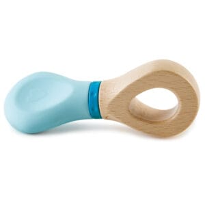 Ralf el cascabel despierta la curiosidad del bebé y lo anima a jugar intensamente. Está compuesto de dos partes, un anillo hecho de madera y otra parte flexible hecha de material sintético. Las diferentes partes invitan al bebé a descubrir diferentes sensaciones y texturas. Cuando el bebé gira ambas partes, el sonajero hace click. Edad: A partir de los 3 meses. Características: - Sonajero multifuncional. - Fabricado en madera y material sintético. Dimensiones: 14cmx5cmx3cm