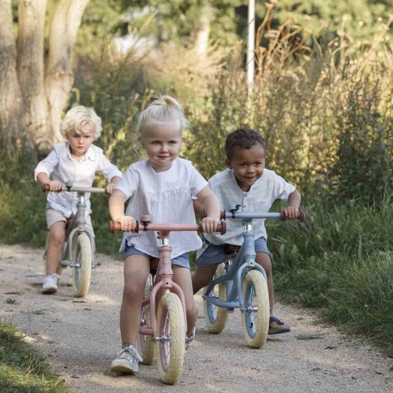 niños utilizando bicicleta de equilibrio sin pedales little dutch