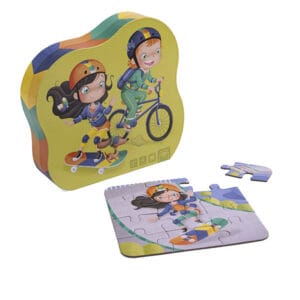 Este bonito puzzle en realidad son 4 y además, evolutivos. Cada puzzle tiene una dificultad diferente en relación con el número de piezas que tienen: 6-9-12 y 16. Así a medida que el niño adquiere más experiencia, puede ir incrementando la dificultad. Edad: A partir de 3 años. Características: - Pack de cartón brillante, ideal para hacer un regalo bonito y de calidad. - Contiene 4 puzzles con diferentes diseños y diferente número de piezas (6-9-12-16) - Puzzles en cartón. - Diseñado en España. - Los puzzles favorecen la concentración, la capacidad de observación y el pensamiento lógico. Dimensiones: 24cm (Alto) x 25cm (Ancho) x 5,6cm (Largo)