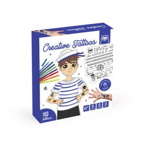 Con este genial kit de tatuaje los peques podrán convertirse en auténticos tatuadores. Podrán elegir entre 103 diseños de tatuajes, colorearlos y pegarlos en la piel, ¡Así de fácil!. Con los rotuladores especiales van a poder crear su propio tatuaje. Modo de empleo: 1. Aplicar el tatuaje boca abajo sobre la piel limpia 2. Mojar un poco por detrás con la esponja húmeda, asegurarse de que se ha adherido bien y... 3.¡Listo! ¡Ya tienes tu fantástico tatuaje! Los tatuajes permanecerán en la piel durante algunos días. Edad: A partir de los 6 años. Contenido: - 103 diseños de tatuajes. - 8 rotuladores especiales para tatuajes. - 1 esponja. Dimensiones caja: 24,5cm x 24,5cm x 5cm.