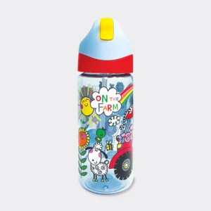 Botella con pajita en la granja