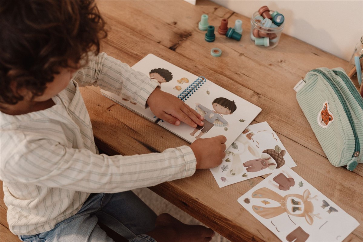 Libro Viste a Jim Forest Friends Little Dutch – Creatividad y Diversión con Pegatinas 2 Libro Viste a Jim Forest Friends Little Dutch – Creatividad y Diversión con Pegatinas
