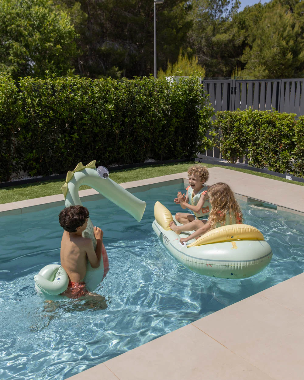 Flotador cocodrilo verde Rikki – Flamingueo resistente para playa y piscina 4 Flotador cocodrilo verde Rikki – Flamingueo resistente para playa y piscina