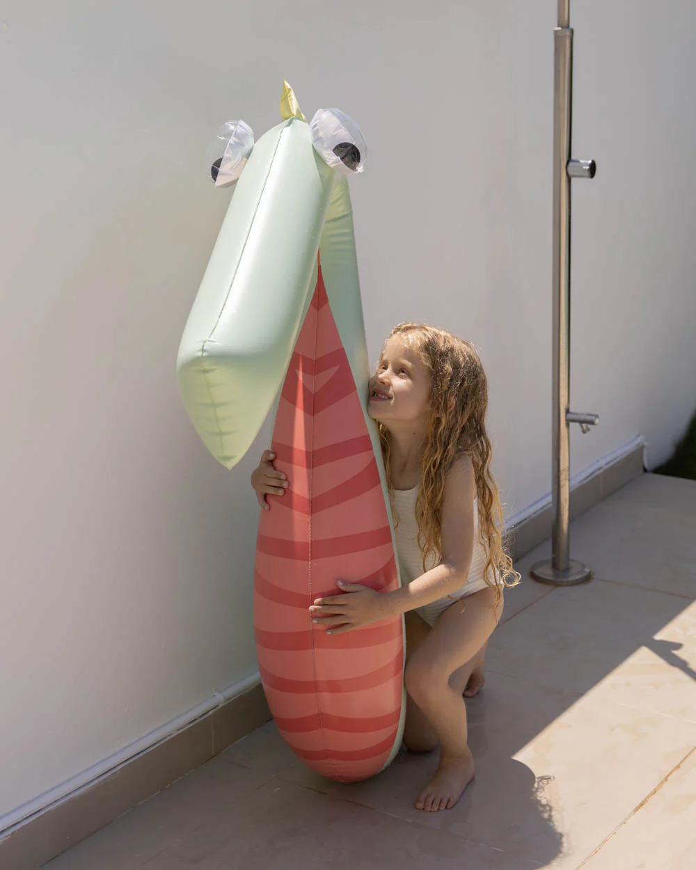 Flotador cocodrilo verde Rikki – Flamingueo resistente para playa y piscina 5 Flotador cocodrilo verde Rikki – Flamingueo resistente para playa y piscina