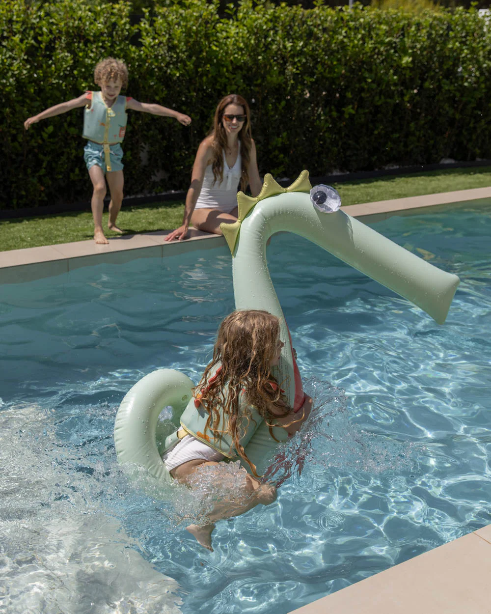 Flotador cocodrilo verde Rikki – Flamingueo resistente para playa y piscina 6 Flotador cocodrilo verde Rikki – Flamingueo resistente para playa y piscina