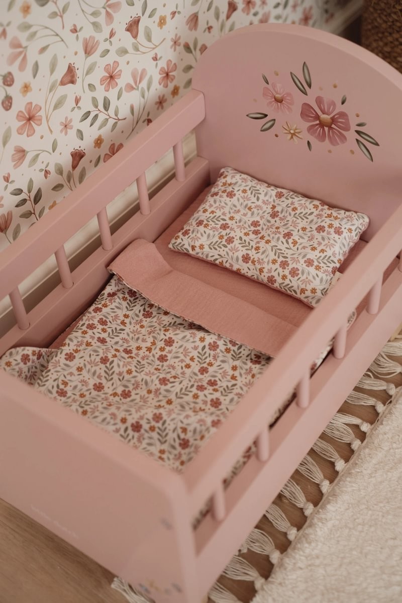 Camita FSC con Textil Flores y Mariposas – Little Dutch – Cama de madera para muñecas +18m 16 Camita FSC con Textil Flores y Mariposas – Little Dutch – Cama de madera para muñecas +18m
