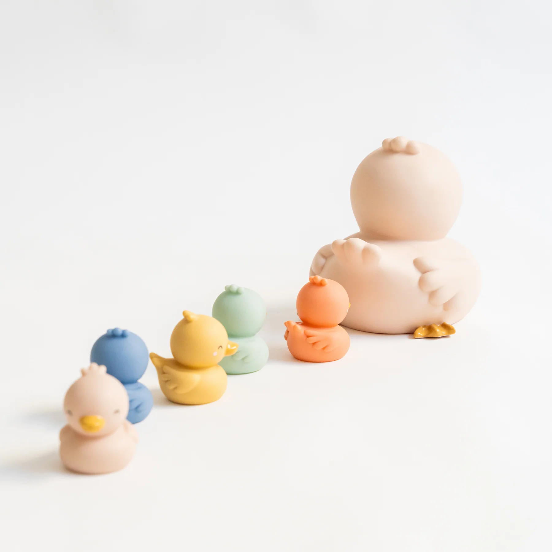 Set de juguetes de baño Little Ducks – Saro Baby – Patitos amarillos – Diversión segura para la hora del baño 4 Set de juguetes de baño Little Ducks – Saro Baby – Patitos amarillos – Diversión segura para la hora del baño