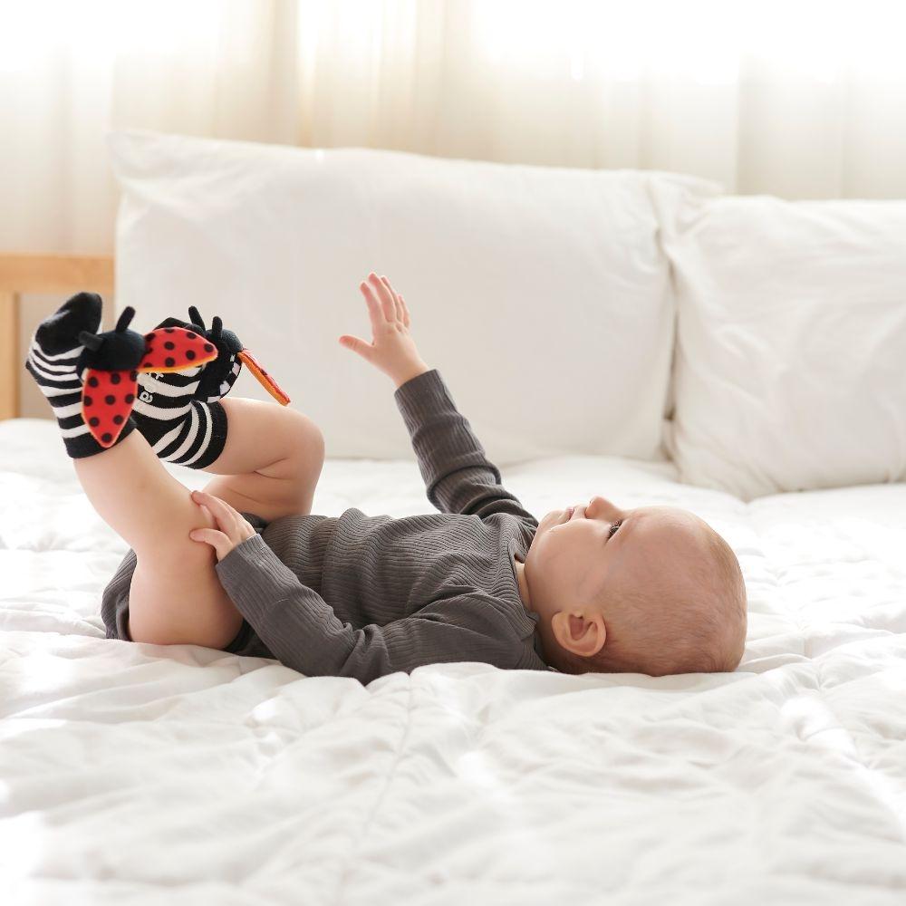 Calcetines estimulación Attisocks Ladybug – Calcetines sensoriales bebé – Attipas – Desarrollo motor y cognitivo desde 0 meses 4 Calcetines estimulación Attisocks Ladybug – Calcetines sensoriales bebé – Attipas – Desarrollo motor y cognitivo desde 0 meses