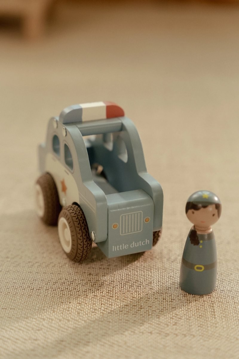 Coche de Policía FSC – Vehículo de madera – Little Dutch – Juego simbólico y sostenible desde 18 meses 7 Coche de Policía FSC – Vehículo de madera – Little Dutch – Juego simbólico y sostenible desde 18 meses