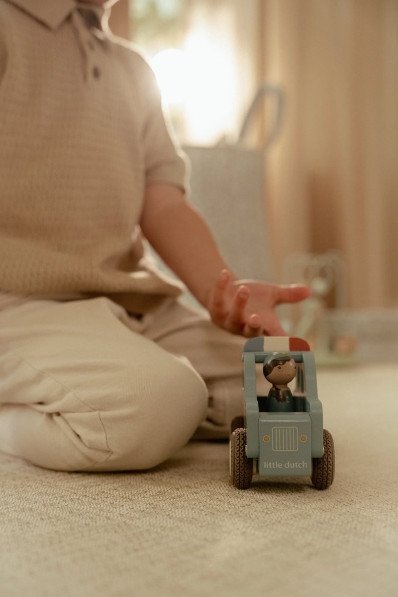 Coche de Policía FSC – Vehículo de madera – Little Dutch – Juego simbólico y sostenible desde 18 meses 9 Coche de Policía FSC – Vehículo de madera – Little Dutch – Juego simbólico y sostenible desde 18 meses