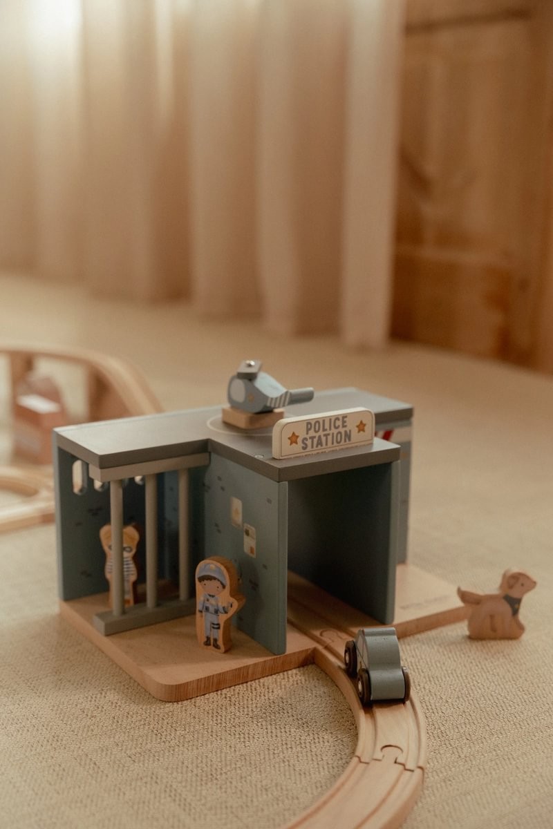 Comisaría de Policía FSC – Set de juego de madera – Little Dutch – Aventuras imaginativas desde 2 años 7 Comisaría de Policía FSC – Set de juego de madera – Little Dutch – Aventuras imaginativas desde 2 años