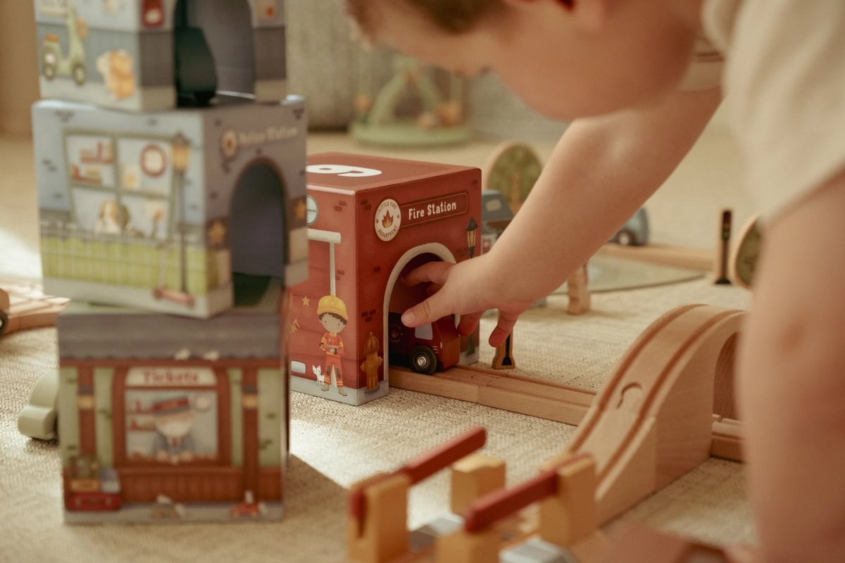 Torre Encajable Ciudad con Coches – Juego de apilado y encaje – Little Dutch – Estimula la motricidad desde 18 meses 11 Torre Encajable Ciudad con Coches – Juego de apilado y encaje – Little Dutch – Estimula la motricidad desde 18 meses