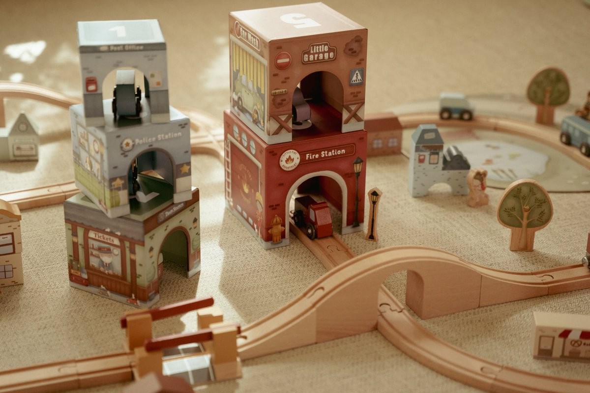 Torre Encajable Ciudad con Coches – Juego de apilado y encaje – Little Dutch – Estimula la motricidad desde 18 meses 12 Torre Encajable Ciudad con Coches – Juego de apilado y encaje – Little Dutch – Estimula la motricidad desde 18 meses