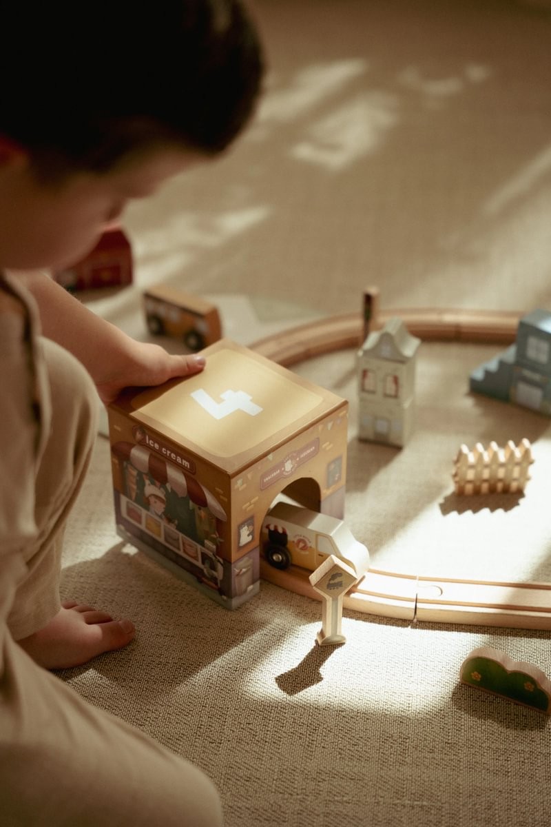 Torre Encajable Ciudad con Coches – Juego de apilado y encaje – Little Dutch – Estimula la motricidad desde 18 meses 13 Torre Encajable Ciudad con Coches – Juego de apilado y encaje – Little Dutch – Estimula la motricidad desde 18 meses