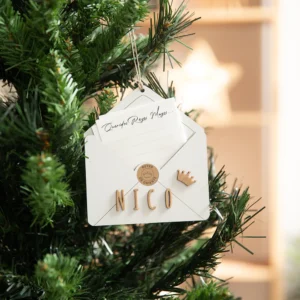 Adorno Sobre Blanco Personalizado – Decoración navideña en madera – Vintiun – Personalizable con nombre