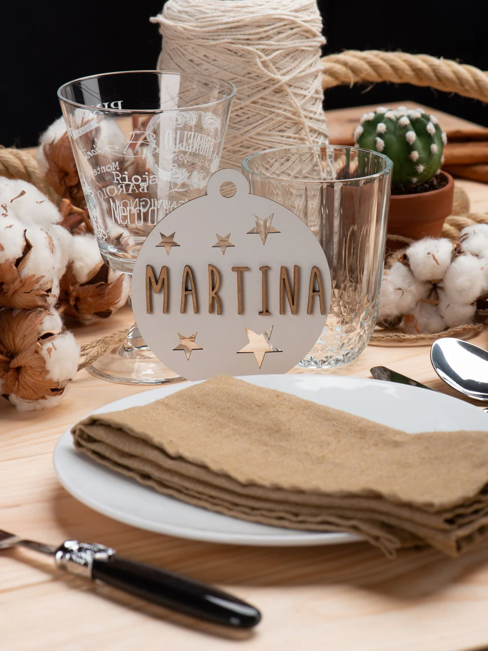 Bola de Navidad Blanca Personalizada – Decoración navideña en madera – Vintiun – Personalizable con nombre 2 Bola de Navidad Blanca Personalizada – Decoración navideña en madera – Vintiun – Personalizable con nombre