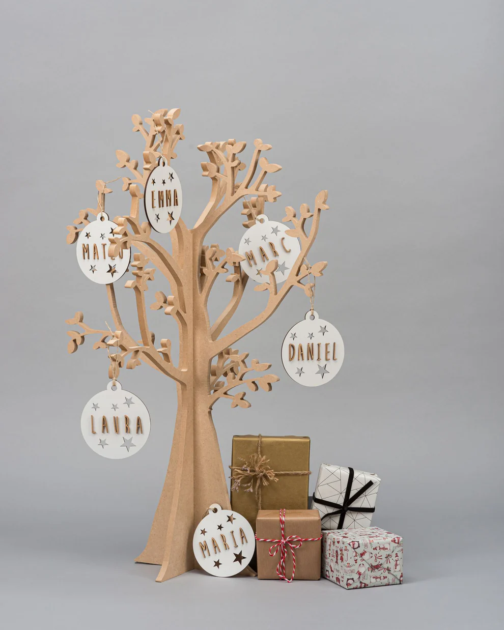 Bola de Navidad Blanca Personalizada – Decoración navideña en madera – Vintiun – Personalizable con nombre 4 Bola de Navidad Blanca Personalizada – Decoración navideña en madera – Vintiun – Personalizable con nombre