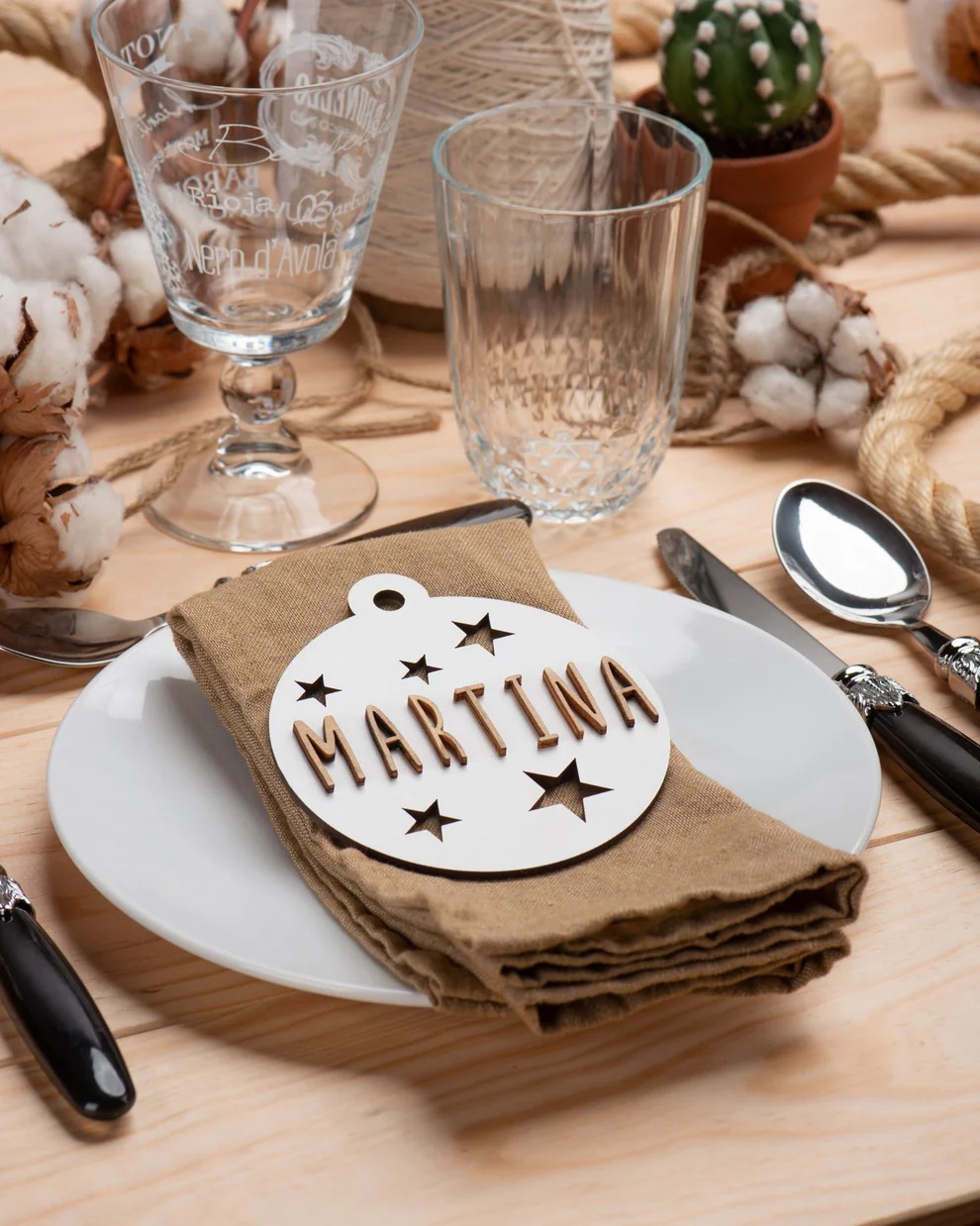 Bola de Navidad Blanca Personalizada – Decoración navideña en madera – Vintiun – Personalizable con nombre Bola de Navidad Blanca Personalizada – Decoración navideña en madera – Vintiun – Personalizable con nombre