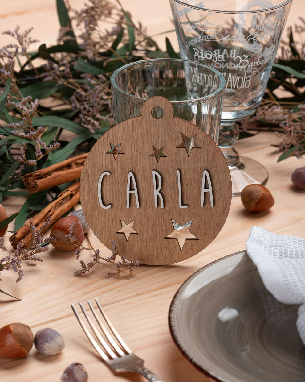 Bola de Navidad de Madera Personalizada – Decoración navideña sostenible – Vintiun – Personalizable con nombre 2 Bola de Navidad de Madera Personalizada – Decoración navideña sostenible – Vintiun – Personalizable con nombre
