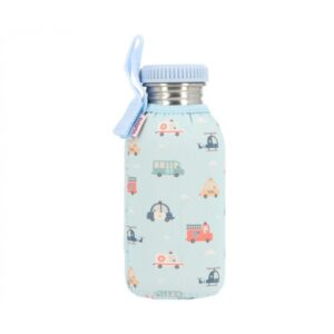 Botella Infantil de Acero Inoxidable con Funda de Neopreno de 500ml. Tapón para beber incluido CARACTERÍSTICAS NO ES UNA BOTELLA TÉRMICA pero la funda de neopreno ayuda a mantener la temperatura más tiempo Composición: Acero inoxidable 18/8 Medidas: alto 18cm x diámetro 7cm Capacidad: 500ml Funda de neopreno desenfundable Con un asa de velcro para colgar en la mochila Cierre hermético con rosca Lavar a mano Neopreno: Lavar a mano con agua fría y jabón neutro Guardar destapada y vacía No apto para microondas No congelar Libre de BPA , ftalatos, plomo u otras sustancias perjudiciales A partir de 6 años (por el tapón de rosca)
