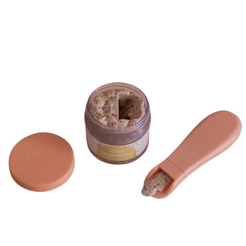 Caja de Cumpleaños con Leche de Fresa – Tiny Harlow – Set de alimentación para muñecos con efecto mágico desde 3 años 2 Caja de Cumpleaños con Leche de Fresa – Tiny Harlow – Set de alimentación para muñecos con efecto mágico desde 3 años