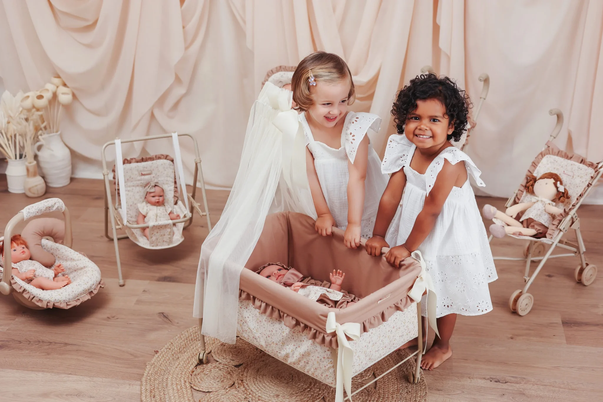 Cuna con Dosel Colección Teresa – Cuna para muñecos – Así – Para muñecos de 30 a 46 cm desde 3 años 3 Cuna con Dosel Colección Teresa – Cuna para muñecos – Así – Para muñecos de 30 a 46 cm desde 3 años