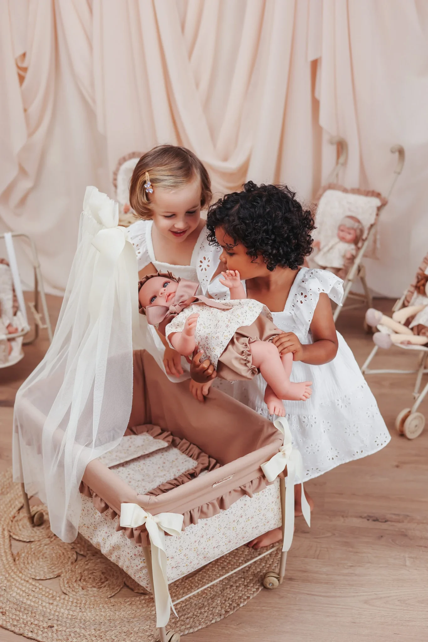 Cuna con Dosel Colección Teresa – Cuna para muñecos – Así – Para muñecos de 30 a 46 cm desde 3 años 4 Cuna con Dosel Colección Teresa – Cuna para muñecos – Así – Para muñecos de 30 a 46 cm desde 3 años