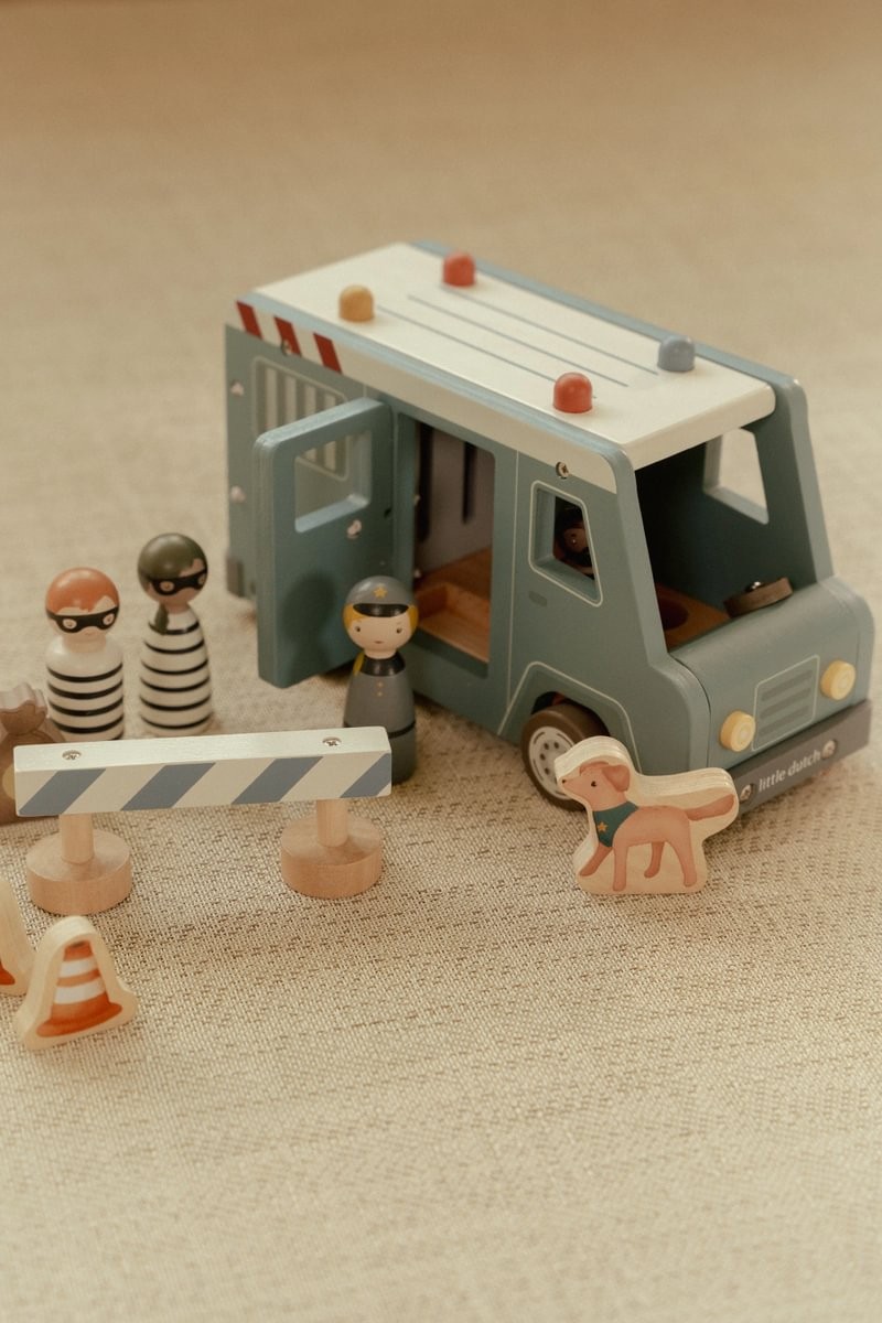 Furgón Policial FSC – Camión de policía de madera – Little Dutch – Juego simbólico desde 2 años 13 Furgón Policial FSC – Camión de policía de madera – Little Dutch – Juego simbólico desde 2 años