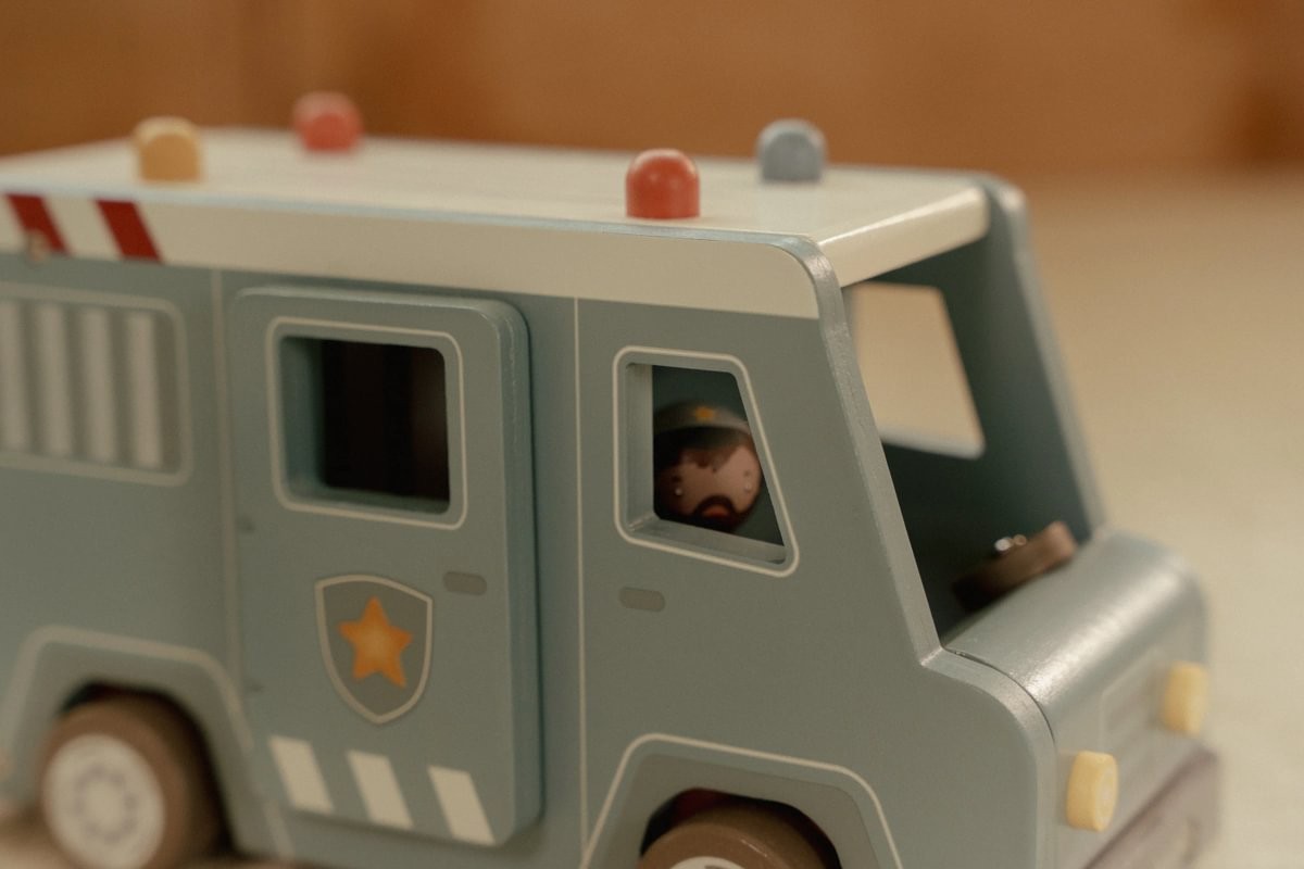 Furgón Policial FSC – Camión de policía de madera – Little Dutch – Juego simbólico desde 2 años 14 Furgón Policial FSC – Camión de policía de madera – Little Dutch – Juego simbólico desde 2 años