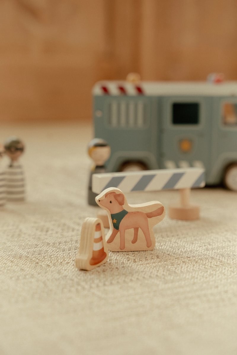 Furgón Policial FSC – Camión de policía de madera – Little Dutch – Juego simbólico desde 2 años 15 Furgón Policial FSC – Camión de policía de madera – Little Dutch – Juego simbólico desde 2 años