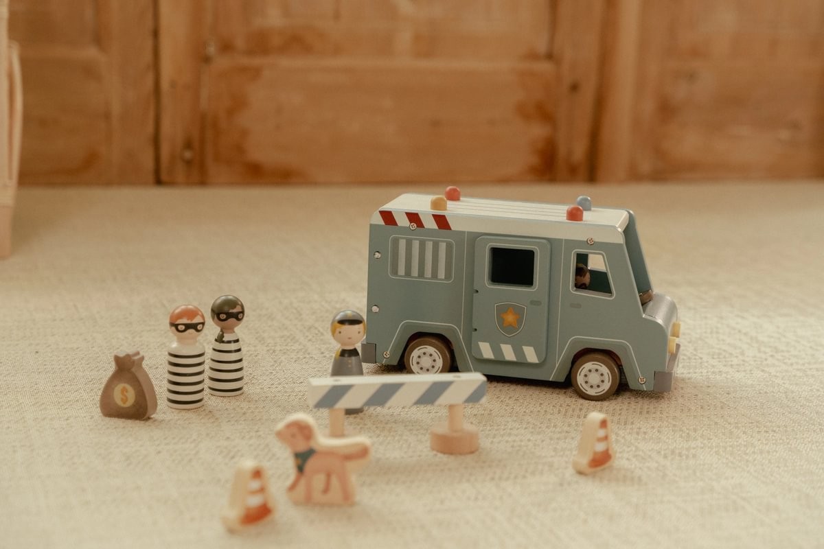 Furgón Policial FSC – Camión de policía de madera – Little Dutch – Juego simbólico desde 2 años 16 Furgón Policial FSC – Camión de policía de madera – Little Dutch – Juego simbólico desde 2 años