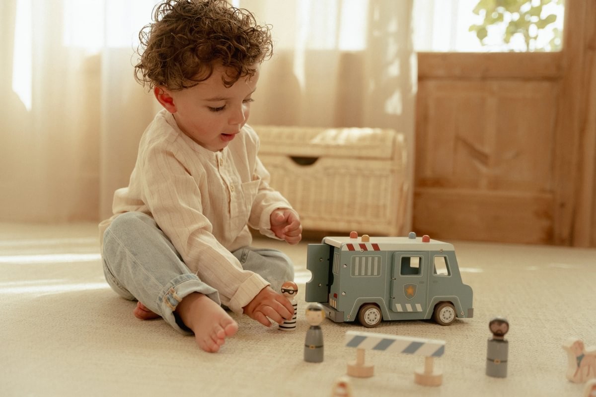 Furgón Policial FSC – Camión de policía de madera – Little Dutch – Juego simbólico desde 2 años 17 Furgón Policial FSC – Camión de policía de madera – Little Dutch – Juego simbólico desde 2 años