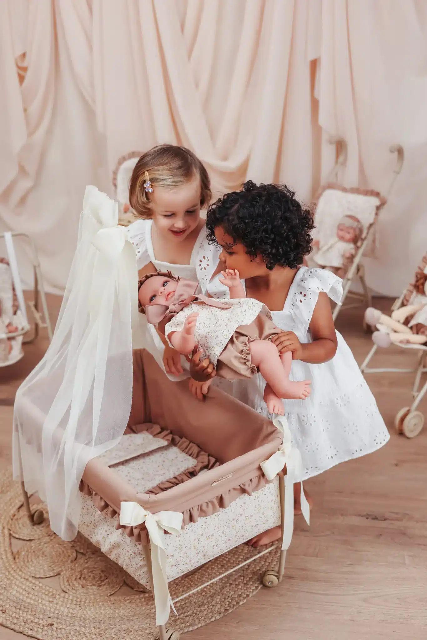 Leo Conjunto Colección Teresa – Muñeco de 46 cm con ropa de la colección Teresa – Así – Cuerpo blando y articulaciones móviles desde 3 años 2 Leo Conjunto Colección Teresa – Muñeco de 46 cm con ropa de la colección Teresa – Así – Cuerpo blando y articulaciones móviles desde 3 años