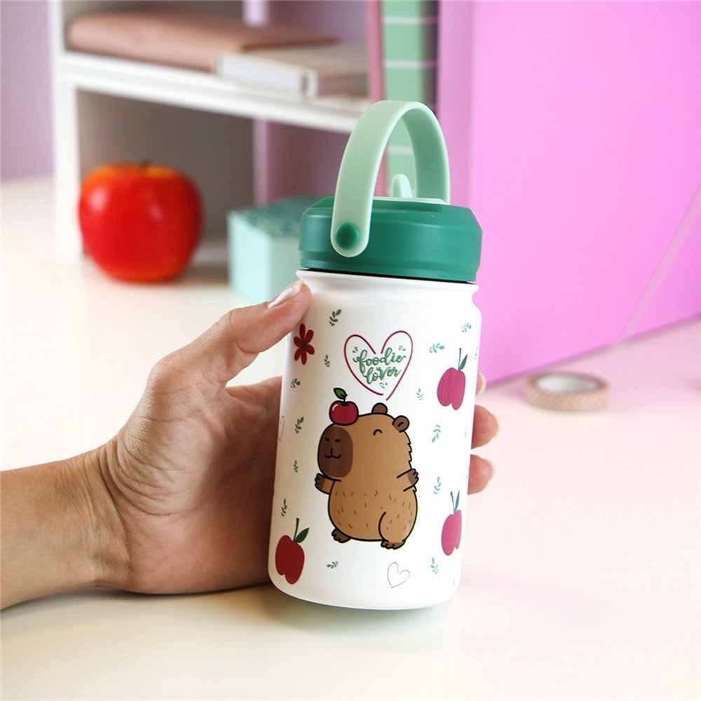 Botella térmica con pajita 330 ml Apple Capibara – Botella infantil reutilizable – Lovely Story – Hidratación cómoda para peques 2 Botella térmica con pajita 330 ml Apple Capibara – Botella infantil reutilizable – Lovely Story – Hidratación cómoda para peques