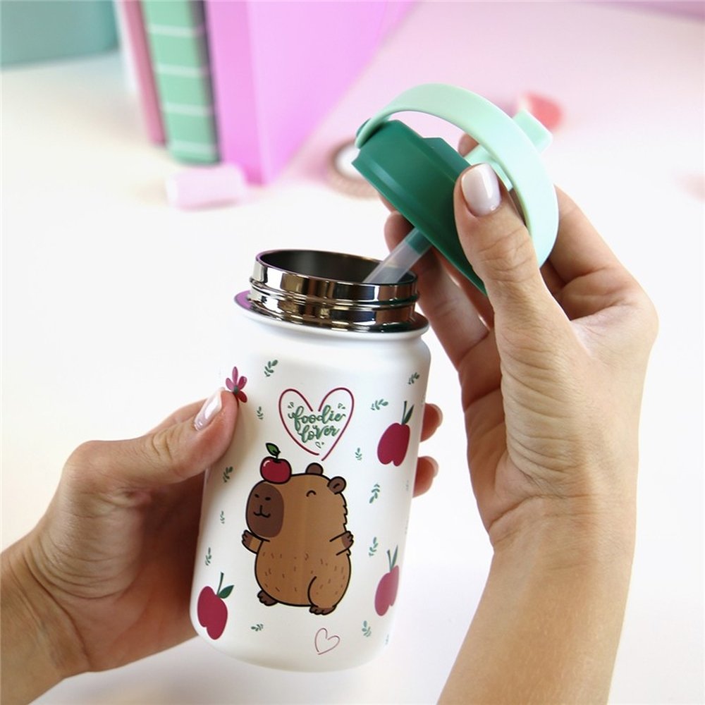 Botella térmica con pajita 330 ml Apple Capibara – Botella infantil reutilizable – Lovely Story – Hidratación cómoda para peques 3 Botella térmica con pajita 330 ml Apple Capibara – Botella infantil reutilizable – Lovely Story – Hidratación cómoda para peques