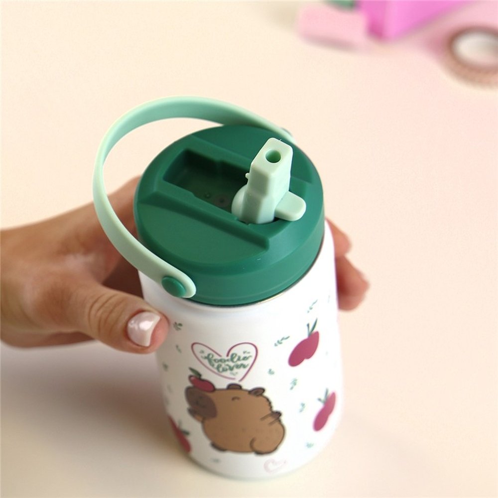 Botella térmica con pajita 330 ml Apple Capibara – Botella infantil reutilizable – Lovely Story – Hidratación cómoda para peques 4 Botella térmica con pajita 330 ml Apple Capibara – Botella infantil reutilizable – Lovely Story – Hidratación cómoda para peques