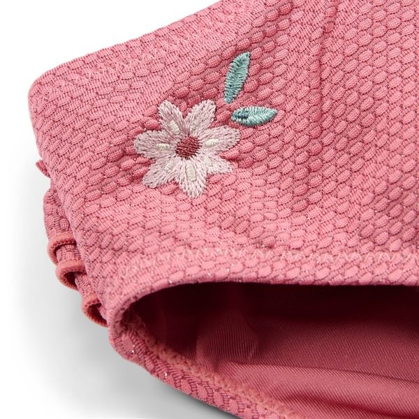 Braguita Bikini Pink Sparkle – Braguita bikini niña – Little Dutch – Indya 3 Braguita Bikini Pink Sparkle Little Dutch La Braguita Bikini Pink Sparkle Little Dutch es la parte inferior de bikini ideal para niñas, con un bonito diseño en color rosa con textura y un pequeño detalle decorativo en forma de flor que le da un toque muy especial. Está fabricada con tejido elástico y cómodo que se adapta bien al cuerpo y permite libertad de movimiento para jugar en la arena o en el agua. Es perfecta para combinar con la parte superior del bikini Pink Sparkle y crear un conjunto ideal para el verano. Beneficios del producto Braguita de bikini infantil Color rosa Pink Sparkle Detalle decorativo de flor Tejido elástico y cómodo Ideal para playa y piscina Perfecta para verano ¿Qué incluye? Braguita bikini Pink Sparkle Little Dutch Ideal para Niñas Playa Piscina Vacaciones de verano Juegos de agua Disponible ahora en IndyaEduOcio.es, tu tienda especializada en juegos que educan, entretienen y acompañan su desarrollo. 🛒 ¡Haz tu pedido hoy y convierte cada partida en una explosión de risas y aprendizaje!