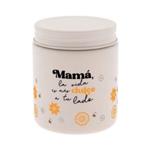 Vela Mamá la vida es más dulce – Aromática Lovely Story La vela aromática Mamá la vida es más dulce a tu lado de Lovely Story es el detalle perfecto para regalar momentos de calma y bienestar. Su diseño delicado con flores y mensaje emotivo la convierte en un regalo lleno de significado. Fabricada con mezcla de cera de soja y parafina, ofrece una combustión uniforme y una duración aproximada de hasta 30 horas. Su formato en tarro con tapa permite conservar mejor el aroma y proteger la vela cuando no se utiliza. Beneficios del producto Aroma agradable para crear ambiente relajante Diseño decorativo con mensaje especial Larga duración de encendido Tarro con tapa para mejor conservación Regalo perfecto para momentos de calma ¿Qué incluye? Vela aromática en tarro con tapa Ideal para Regalo para mamá Momentos de relax en casa Decoración con significado Día de la Madre o celebraciones Disponible ahora en IndyaEduOcio.es, tu tienda especializada en regalos que emocionan y crean momentos únicos. ¡Haz tu pedido hoy y sorprende con un detalle que ilumina y emociona!