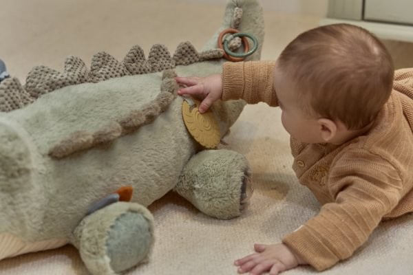 Cocodrilo de Actividades Safari Friends – Peluche Sensorial para Bebés – Little Dutch – Estimulación y Descubrimiento – IndyaEduOcio 8 Cocodrilo de Actividades Safari Friends – Peluche Sensorial para Bebés – Little Dutch – Estimulación y Descubrimiento – IndyaEduOcio