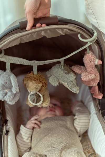 Juguete para Carrito Safari Friends – Colgante Sensorial para Bebé – Little Dutch – Estimulación en Paseos – IndyaEduOcio 5 Juguete para Carrito Safari Friends – Colgante Sensorial para Bebé – Little Dutch – Estimulación en Paseos – IndyaEduOcio