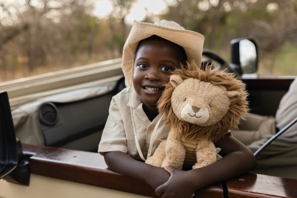 León Peluche 25 cm Safari Friends – Peluche Infantil Grande – Little Dutch – Compañero de Apego – IndyaEduOcio 5 León Peluche 25 cm Safari Friends – Peluche Infantil Grande – Little Dutch – Compañero de Apego – IndyaEduOcio