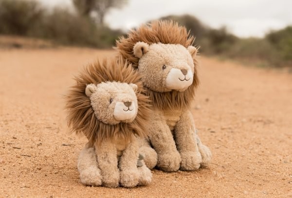 León Peluche 25 cm Safari Friends – Peluche Infantil Grande – Little Dutch – Compañero de Apego – IndyaEduOcio 7 León Peluche 25 cm Safari Friends – Peluche Infantil Grande – Little Dutch – Compañero de Apego – IndyaEduOcio